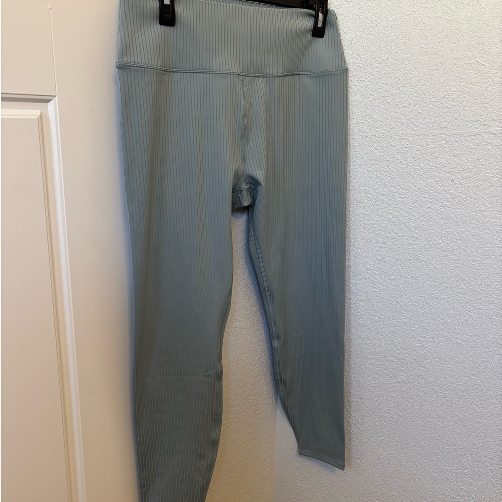 NWOT! ✨Vuori Inversion Rib Legging ✨. Size X-Large. Color Mist. - Picture 8 of 13